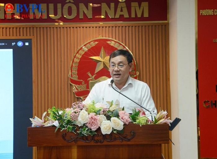  Đồng chí Nguyễn Cao Lễ, Trưởng Ban Tổ chức Đảng ủy các cơ quan Đảng thành phố trình bày báo cáo chuyên đề.