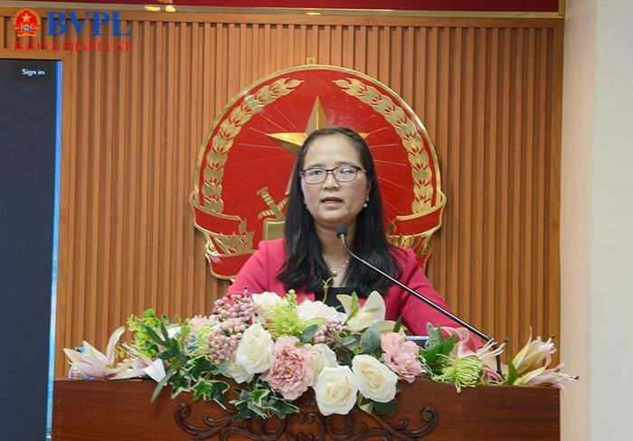  Đồng chí Đặng Thùy Khánh Vân,  Phó Trưởng Ban Tuyên giáo và Dân vận Đảng ủy các cơ quan Đảng thành phố trình bày báo cáo chuyên đề.