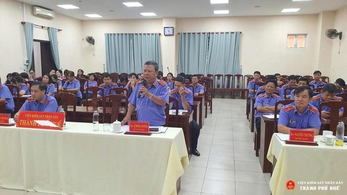  Đồng chí Lê Hồng Phương - Phó Viện trưởng VKSND TP Huế phát biểu.