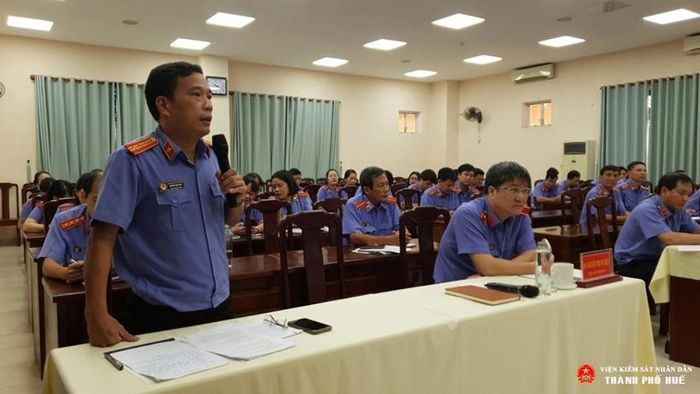  Đồng chí Nguyễn Văn Luận - Chánh Văn phòng VKSND TP Huế tham luận tại hội nghị.