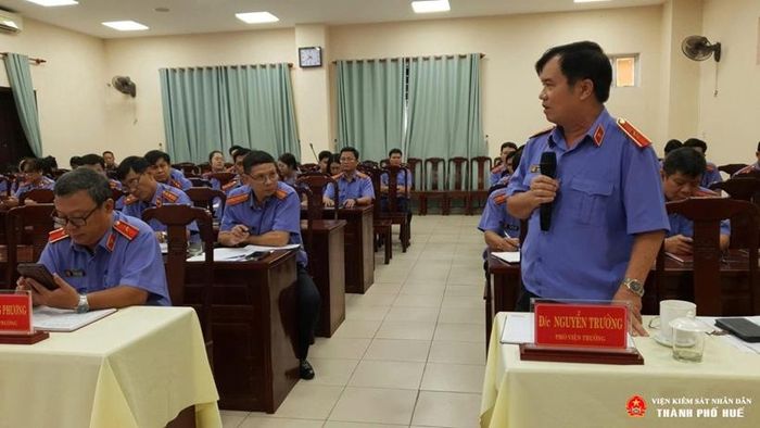  Đồng chí Nguyễn Trường - Phó Viện trưởng VKSND TP Huế phát biểu.