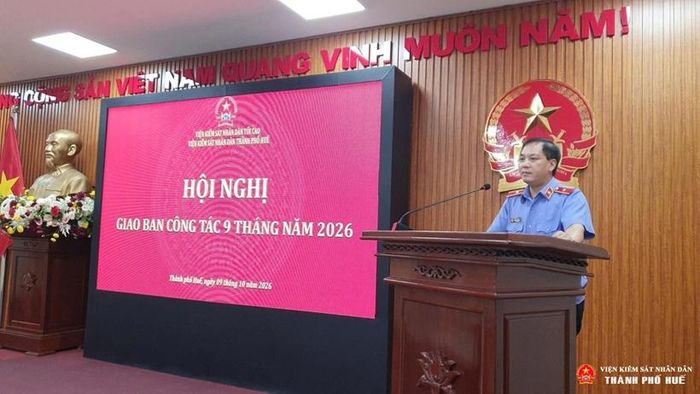  Đồng chí Nguyễn Tiến Hùng - Viện trưởng VKSND TP Huế kết luận hội nghị.