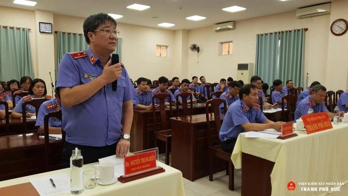  Đồng chí Nguyễn Trung Kiên - Phó Viện trưởng VKSND TP Huế phát biểu.
