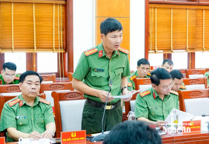 Đại diện Công an tỉnh góp ý vào các dự án luật. Ảnh: Phạm Bằng