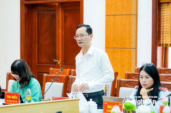 Đại diện Sở Tư pháp góp ý vào các dự án luật. Ảnh: Phạm Bằng