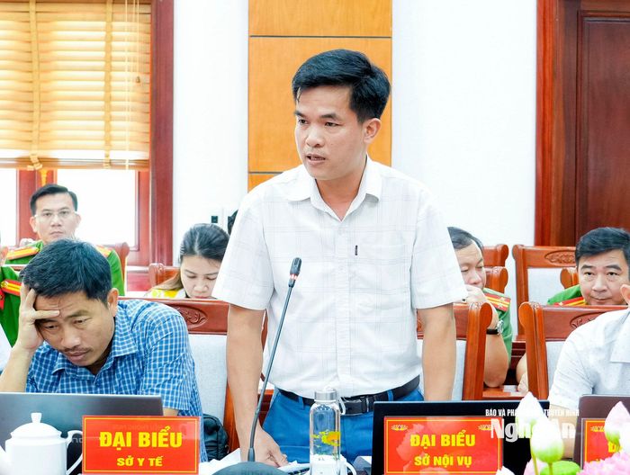 Đại diện Sở Nội vụ góp ý vào các dự án luật. Ảnh: Phạm Bằng