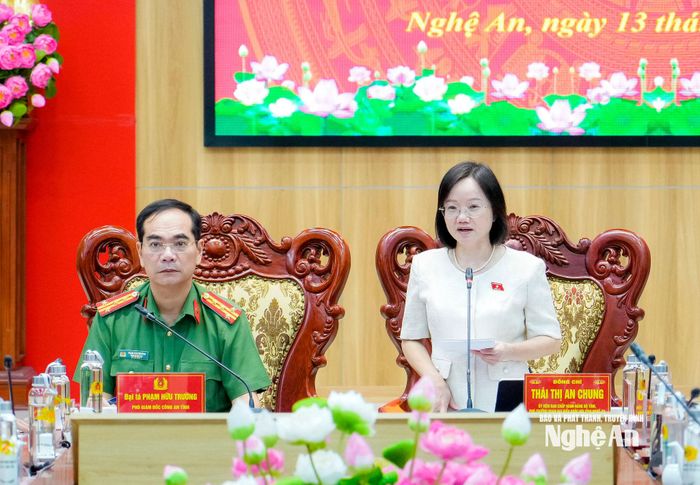 Đồng chí Thái Thị An Chung - Phó Trưởng đoàn chuyên trách Đoàn ĐBQH tỉnh chủ trì, điều hành hội thảo. Ảnh: Phạm Bằng