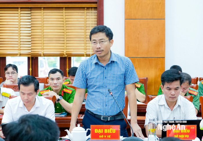 Đại diện Sở Y tế góp ý vào các dự án luật. Ảnh: Phạm Bằng