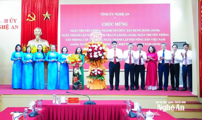 Đồng chí Nguyễn Thanh Bình - Phó Bí thư Tỉnh ủy tặng hoa chúc mừng Hội LHPN tỉnh. Ảnh: Mai Hoa