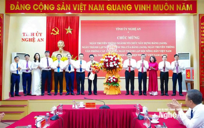 Đồng chí Nguyễn Thanh Bình - Phó Bí thư Tỉnh ủy tặng hoa chúc mừng Ban Tổ chức Tỉnh ủy. Ảnh: Mai Hoa