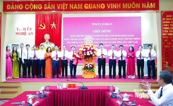Đồng chí Nguyễn Thanh Bình – Phó Bí thư Tỉnh ủy tặng hoa chúc mừng Uỷ ban Kiểm tra Tỉnh uỷ. Ảnh: Mai Hoa