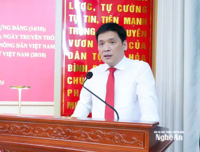 Đồng chí Nguyễn Thanh Bình - Phó Bí thư Tỉnh ủy phát biểu chúc mừng các cơ quan chuyên trách tham mưu, giúp việc Tỉnh uỷ và Hội LHPN tỉnh, Hội Nông dân tỉnh. Ảnh: Mai Hoa