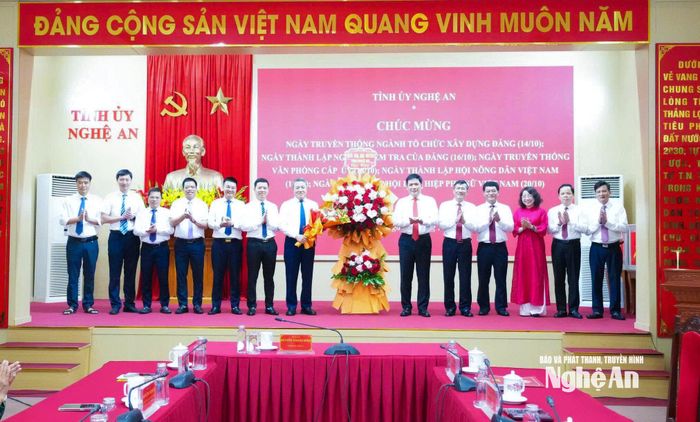 Đồng chí Nguyễn Thanh Bình - Phó Bí thư Tỉnh ủy tặng hoa chúc mừng Văn phòng Tỉnh ủy. Ảnh: Mai Hoa