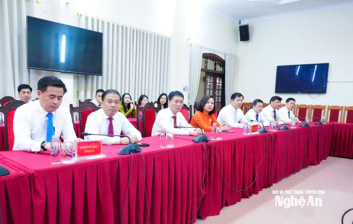 Lãnh đạo và cán bộ các cơ quan chuyên trách tham mưu, giúp việc Tỉnh uỷ tham dự cuộc gặp mặt. Ảnh: Mai Hoa