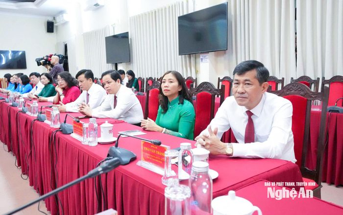 Lãnh đạo UBND tỉnh và các cơ quan tham dự cuộc gặp mặt. Ảnh: Mai Hoa