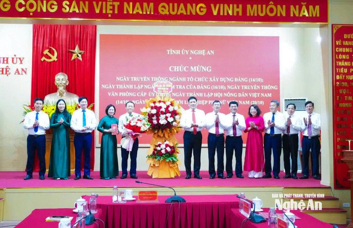 Đồng chí Nguyễn Thanh Bình - Phó Bí thư Tỉnh ủy tặng hoa chúc mừng Hội Nông dân tỉnh. Ảnh: Mai Hoa