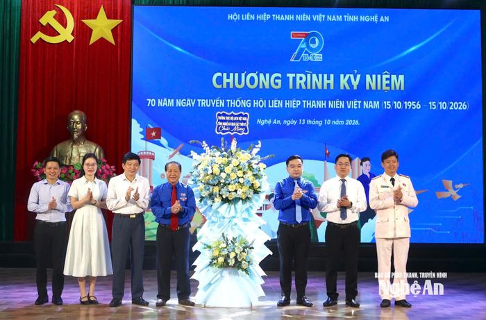 Các đồng chí nguyên lãnh đạo Hội Liên hiệp Thanh niên Việt Nam tỉnh Nghệ An qua các thời kỳ trao lẵng hoa chúc mừng. Ảnh: Phương Huyền