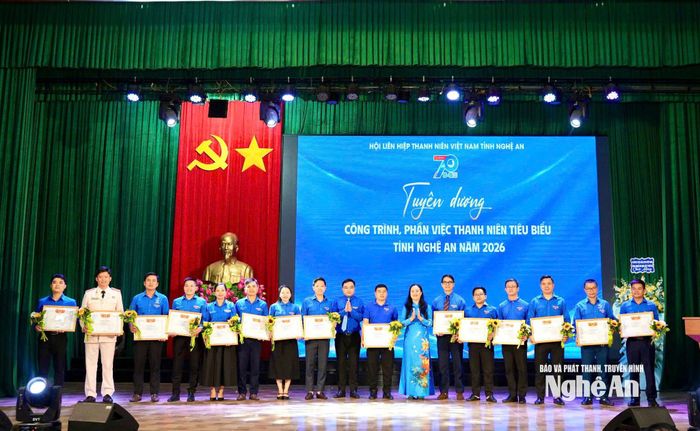 Các gương thanh niên, công trình, phần việc tiêu biểu được tuyên dương tại chương trình. Ảnh: Phương Huyền