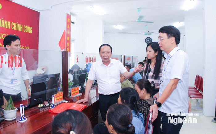 Đoàn công tác của tỉnh kiểm tra việc giải quyết thủ tục hành chính cho người dân, doanh nghiệp tại xã Hưng Nguyên. Ảnh: Mai Hoa