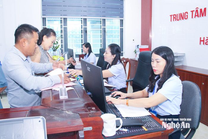 Công chức phường Cửa Lò giải quyết thủ tục hành chính cho người dân, doanh nghiệp. Ảnh: Mai Hoa