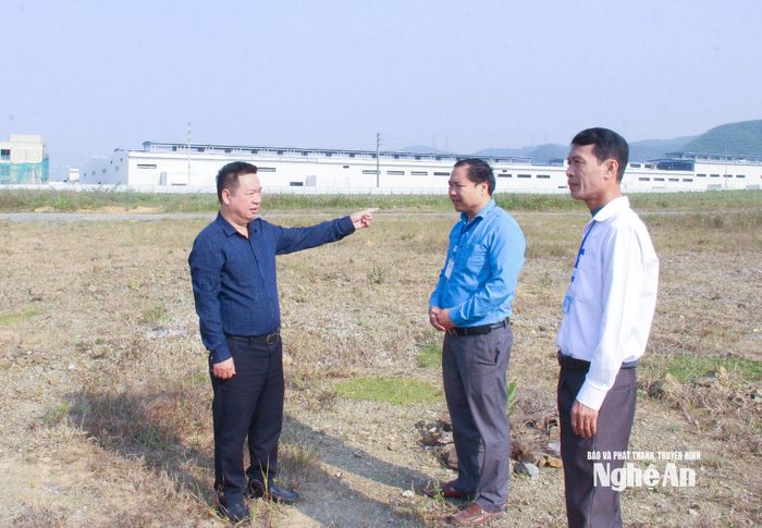 Cán bộ phường Hoàng Mai kiểm tra tiến độ giải phóng mặt bằng Khu công nghiệp Hoàng Mai II. Ảnh: Mai Hoa
