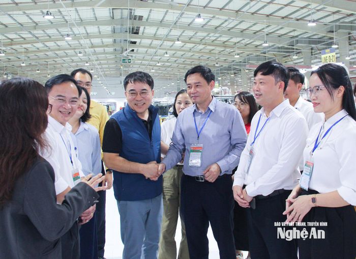 Đồng chí Hồ Lê Ngọc - Ủy viên Ban Thường vụ, Trưởng ban Nội chính Tỉnh ủy và đoàn công tác của tỉnh, lãnh đạo xã Thuần Trung tìm hiểu môi trường sản xuất, kinh doanh của doanh nghiệp may tại địa phương. Ảnh: Mai Hoa