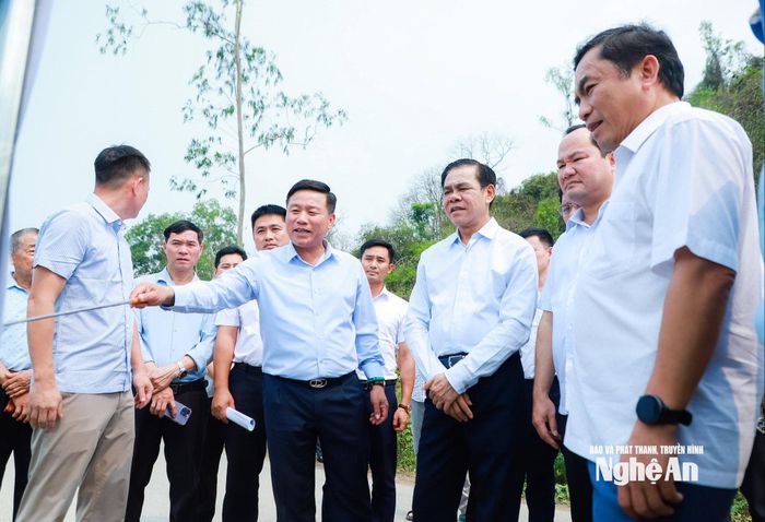 Chủ tịch UBND tỉnh Võ Trọng Hải nghe báo cáo về tiến độ, vướng mắc dự án đường vào vùng nguyên liệu nối xã Nghĩa Đàn và xã Nghĩa Lâm. Ảnh: Thành Duy
