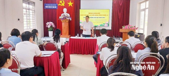 Đoàn giám sát tại Trường Mầm non Thành Vinh 1. Ảnh: Nguyễn Vân