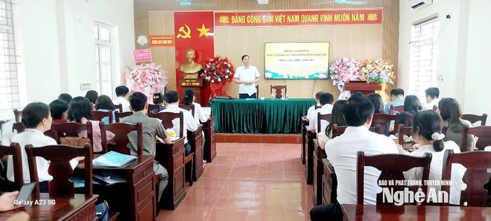 Đoàn giám sát làm việc với UBND phường Thành Vinh, các Trường THCS Thành Vinh 1, 2, 3, 4. Ảnh: Nguyễn Vân