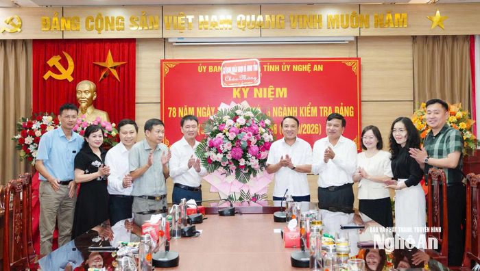Thường trực HĐND tỉnh và Đoàn ĐBQH tỉnh tặng hoa chúc mừng Ủy ban Kiểm tra Tỉnh ủy nhân ngày truyền thống. Ảnh: Hoàng Bá