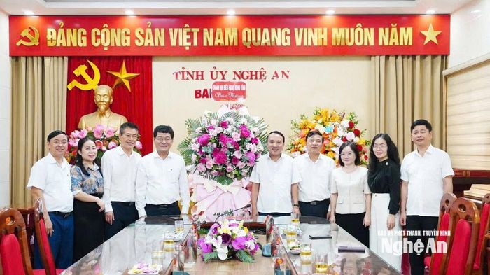 Thường trực HĐND tỉnh và Đoàn ĐBQH tỉnh tặng hoa chúc mừng Ban Tổ chức Tỉnh uỷ nhân ngày truyền thống. Ảnh: Hoàng Bá