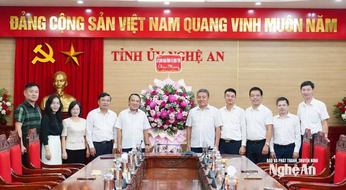 Thường trực HĐND tỉnh và Đoàn ĐBQH tỉnh tặng hoa chúc mừng Văn phòng Tỉnh ủy nhân ngày truyền thống. Ảnh: Hoàng Bá
