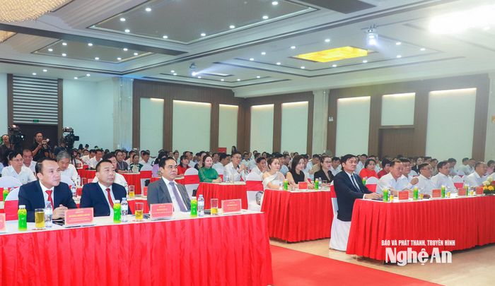 Các đồng chí lãnh đạo tỉnh và các đại biểu dự Chương trình gặp mặt và tôn vinh doanh nghiệp, doanh nhân tiêu biểu năm 2026. Ảnh: Thành Duy