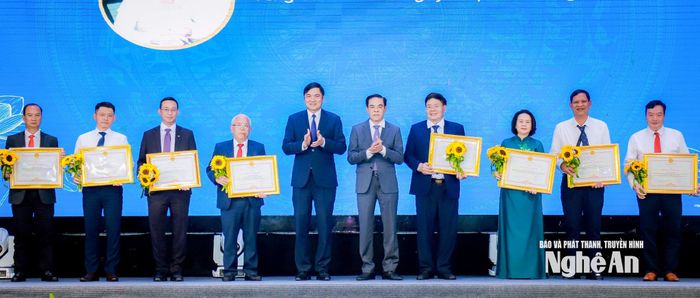 Các đồng chí: Hoàng Nghĩa Hiếu - Phó Bí thư Thường trực Tỉnh ủy, Chủ tịch HĐND tỉnh; Võ Trọng Hải - Phó Bí thư Tỉnh ủy, Chủ tịch UBND tỉnh trao tặng Bằng khen cho các doanh nhân tiêu biểu. Ảnh: Thành Duy