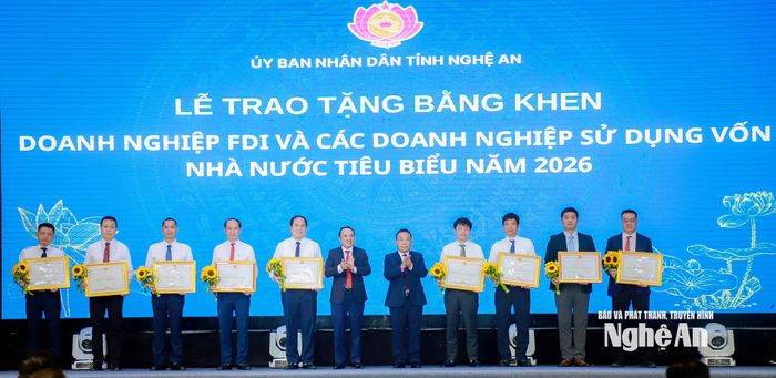 Các đồng chí Ủy viên Ban Thường vụ Tỉnh ủy: Dương Đình Chỉnh - Phó Chủ tịch Thường trực HĐND tỉnh; Nguyễn Văn Đệ - Phó Chủ tịch UBND tỉnh trao Bằng khen của Chủ tịch UBND tỉnh tặng các doanh nghiệp sử dụng vốn nhà nước và doanh nghiệp FDI tiêu biểu năm 2026. Ảnh: Thành Duy