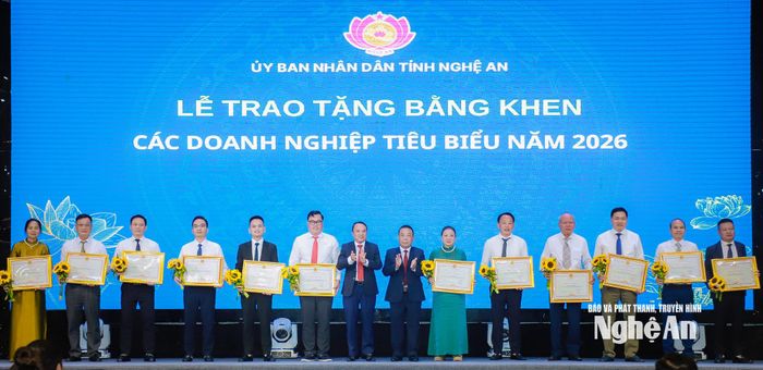 Các đồng chí Ủy viên Ban Thường vụ Tỉnh ủy: Dương Đình Chỉnh - Phó Chủ tịch Thường trực HĐND tỉnh; Nguyễn Văn Đệ - Phó Chủ tịch UBND tỉnh trao Bằng khen của Chủ tịch UBND tỉnh tặng các doanh nghiệp tiêu biểu năm 2026. Ảnh: Thành Duy