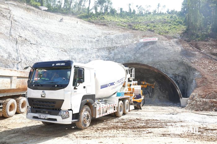 Phun bê tông gia cố cửa hầm Đại Huệ nhánh trái, phía Tây. Ảnh: Nguyễn Toàn