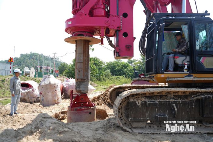 Mũi khoan cọc nhồi đầu tiên của hạng mục cầu Thanh Chương, được triển khai vào ngày 8/10/2026. Ảnh: Nguyễn Toàn