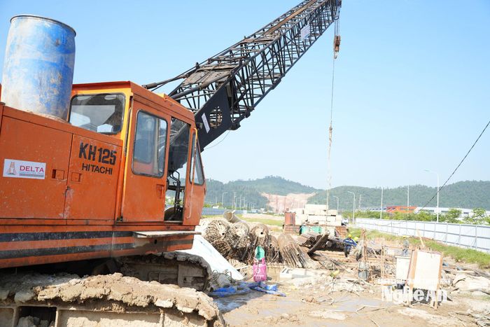 Vận chuyển vật liệu phục vụ các cọc khoan nhồi cầu Đại Huệ, của Công ty cổ phần Xây lắp Thương mại Delta. Ảnh: Nguyễn Toàn