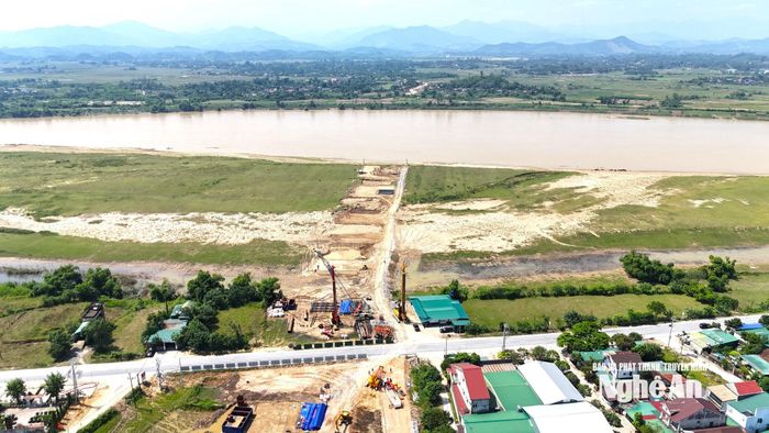Công trường Cầu Thanh Chương bắc qua Sông Lam. Ảnh: Nguyễn Toàn