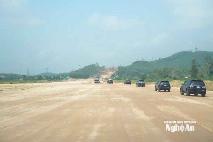 Nhà thầu Tập đoàn Sơn Hải phải thông một vệt nền đường để phục vụ công tác điều phối thi công trước 20/11/2026. Ảnh: Nguyễn Toàn