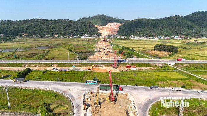 Công trường cầu Đại Huệ. Ảnh: Nguyễn Toàn