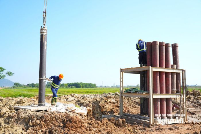 Công nhân Tập đoàn Đèo Cả tiến hành thổi rửa hố khoan cọc nhồi cầu Đại Huệ. Ảnh: Nguyễn Toàn