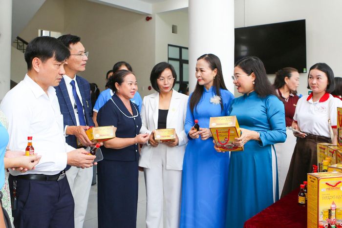 Phó Chủ tịch UBND tỉnh Nguyễn Thị Nguyệt cùng đại diện lãnh đạo các sở, ban ngành trò chuyện với các hội viên phụ nữ có gian hàng trưng bày tại ngày hội "Phụ nữ khởi nghiệp" năm 2026, do Hội LHPN Hà Tĩnh tổ chức.
