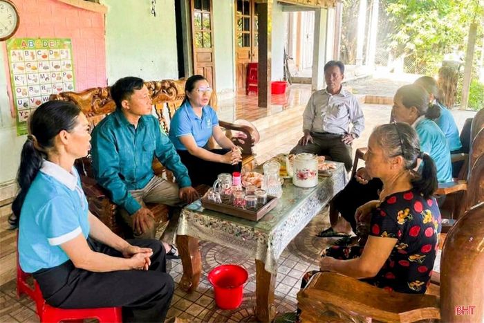 Đại diện lãnh đạo xã và Hội LHPN xã Kim Hoa đến thăm hỏi, động viên và nắm bắt ý kiến hội viên phụ nữ có hoàn cảnh khó khăn trên địa bàn.