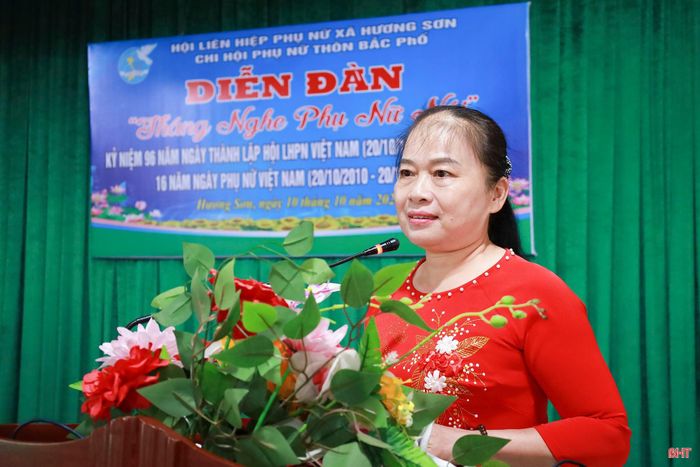 Chị Nguyễn Thị Thu Hà (thôn Bắc Phố, xã Hương Sơn) mạnh dạn chia sẻ ý kiến của mình trước các đại biểu tại diễn đàn.