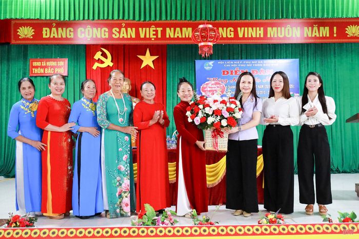 Lãnh đạo Hội LHPN tỉnh tặng hoa chúc mừng thành công của diễn đàn "Tháng nghe phụ nữ nói" tại xã Hương Sơn, ngày 10/10 vừa qua.