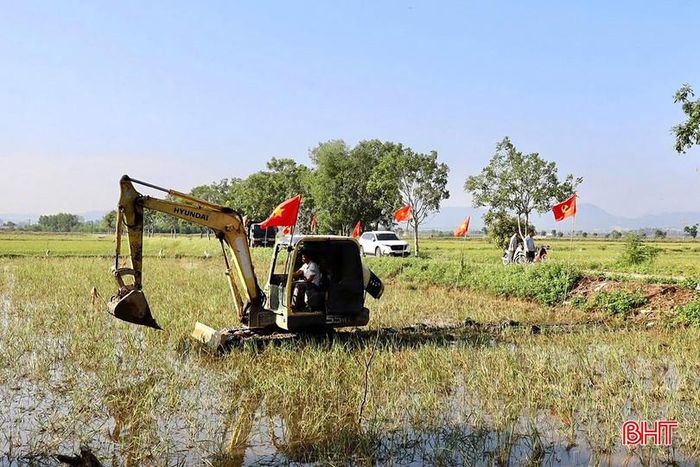 Thôn Yên Huy là địa phương đầu tiên trên địa bàn xã ra quân thực hiện mục tiêu chuyển đổi diện tích hơn 90 ha.