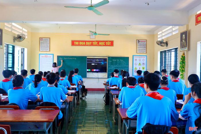  Việc rà soát, hoàn thiện sách giáo khoa luôn tiếp thu ý kiến từ giáo viên, học sinh và phụ huynh. 