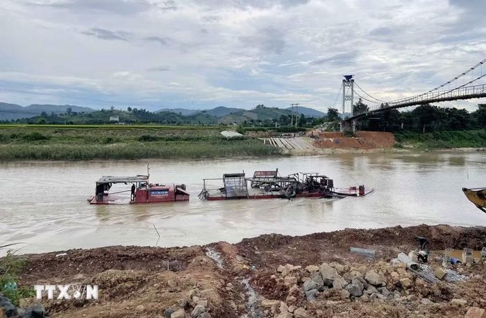 Khu vực mố chân cầu Đức Xuyên đang được nỗ lực gia cố nhằm đảm bảo việc đi lại của người dân. (Ảnh: Kha Phạm/TTXVN)